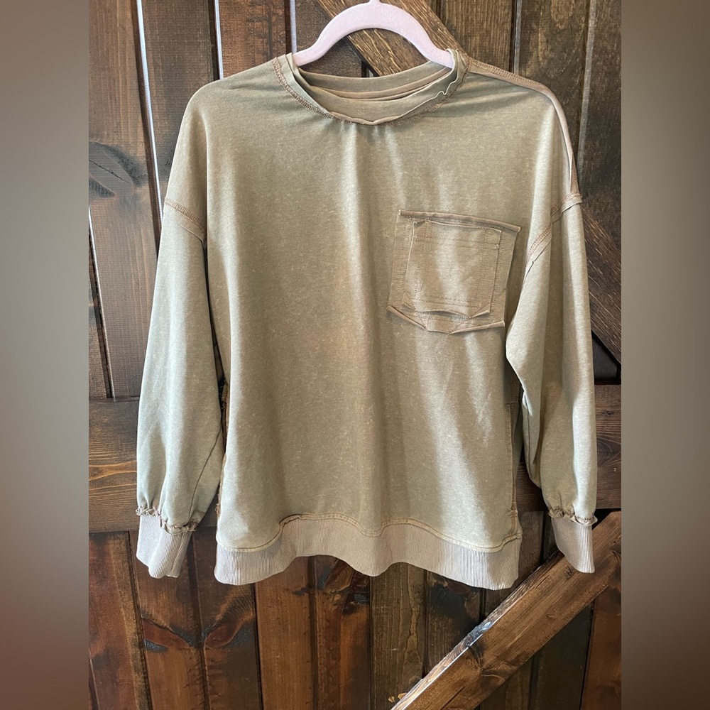 Women’s boutique style green shirt with pockets